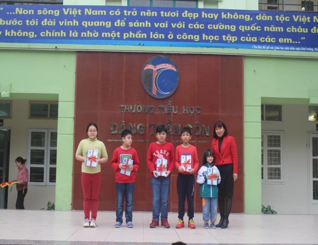 Trao thưởng các em học sinh đạt giải Thể dục thể thao cấp Quận trường Tiểu học Đặng Trần Côn năm học 2016-2017